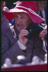 An lady keeps a close eyes on Grand Final, 1985. 