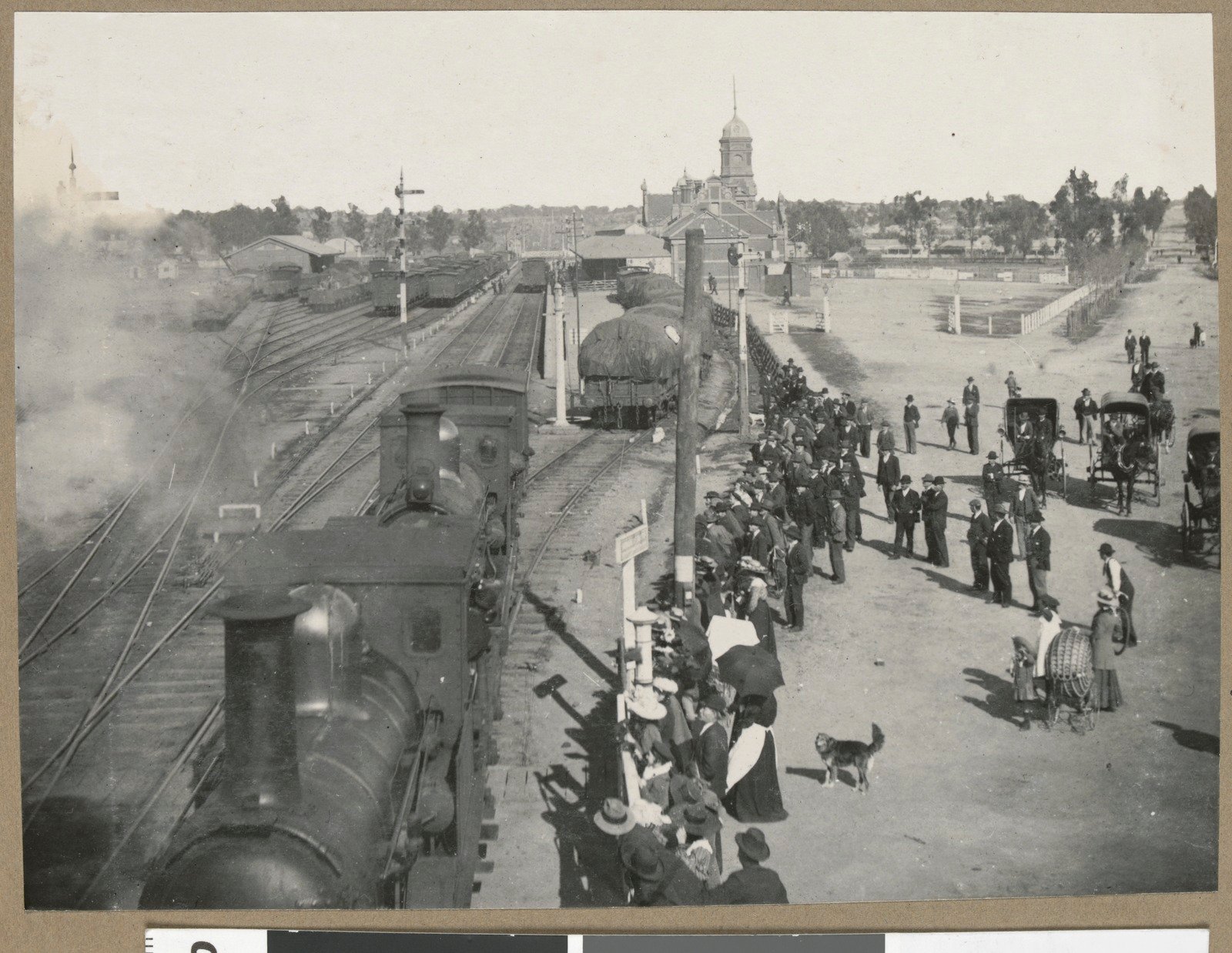 Image of stationary train at Maryborough, with commuters crowded on the platform