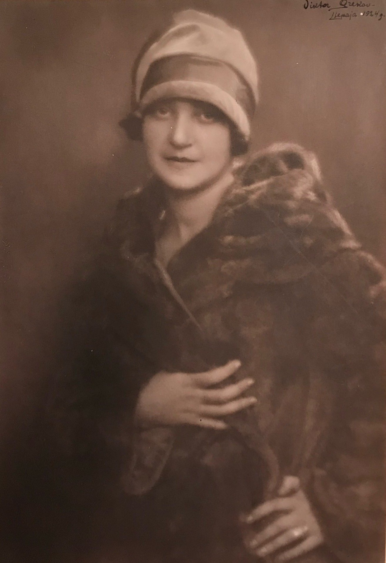 Rosa Ribush, photographic portrait, wearing a fur coat and hat with a ribbon