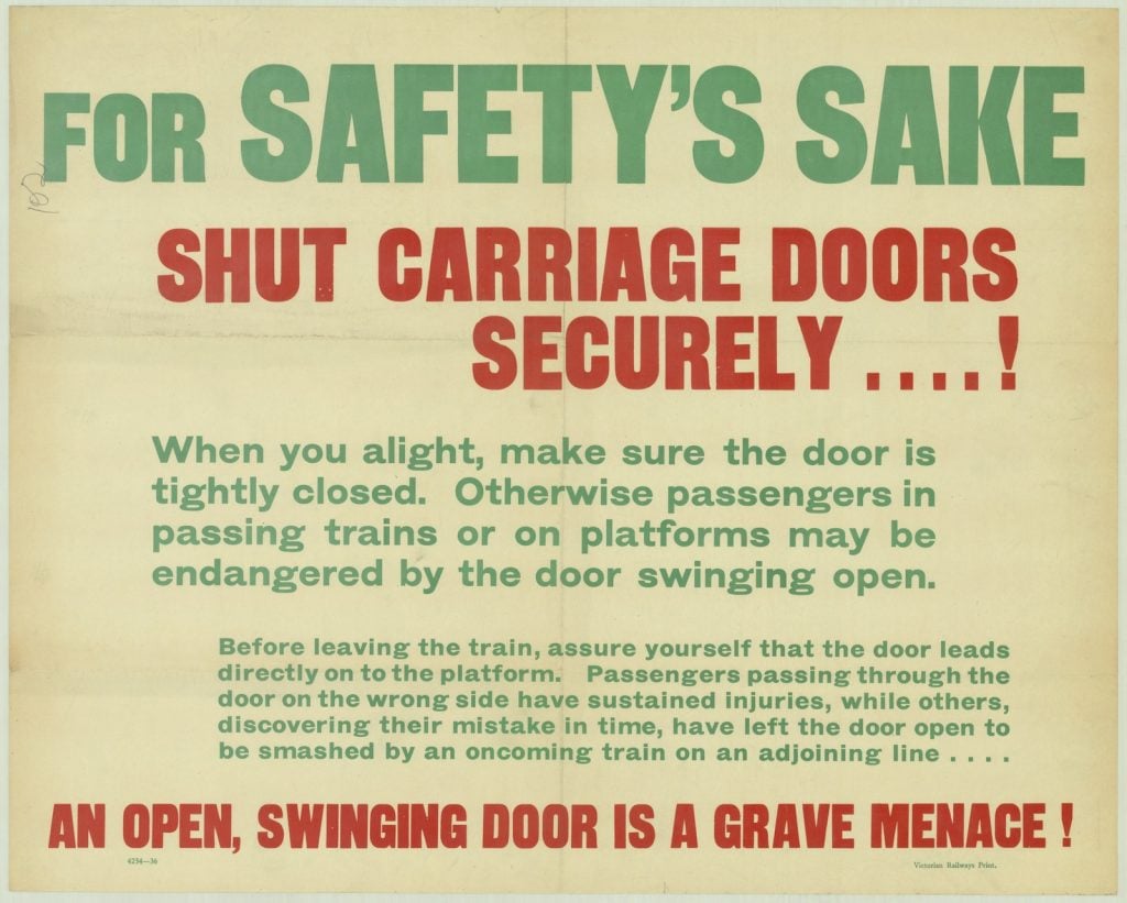 For safety's sake shut carriage doors securely...! H81.124/707