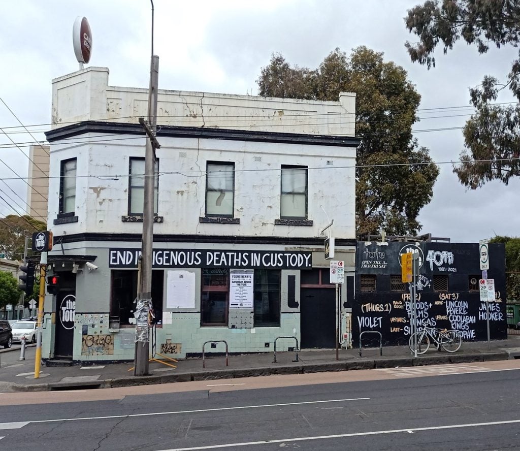 Colour photograph of the Tote Hotel, Collingwood, from Johnston Street.