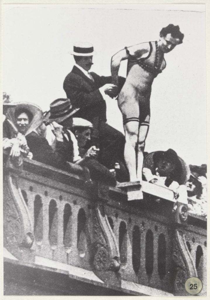 Houdini, chained behind his back, leaps into the Yarra River