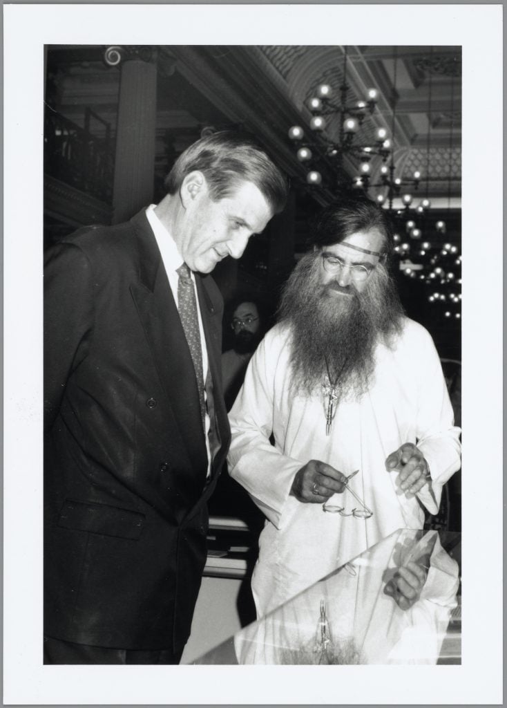 Photo of Jeff Kennett and Ken Pound looking into a glass display cabinet.